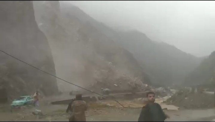 د سختو ورښتونو او ځمکې ښویېدنې له امله د کابل- جلال‌اباد لاره د تګ‌راتګ لپاره وتړل شوه