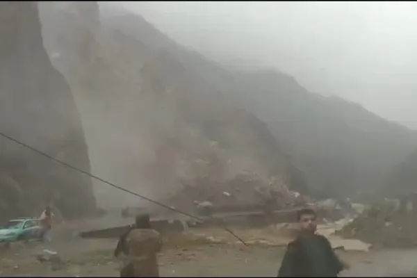 د سختو ورښتونو او ځمکې ښویېدنې له امله د کابل- جلالاباد لاره د تګراتګ لپاره وتړل شوه