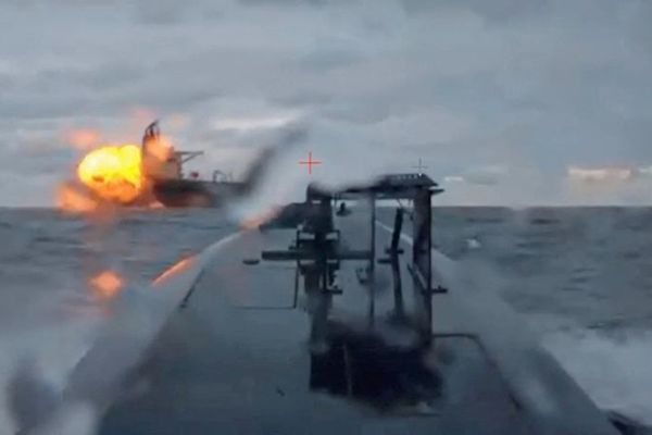 اوکراین د تورې بحیرې په سیمه کې د روسیې د تېلو د قاچاق یوه بېړۍ په نښه کړې