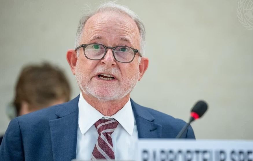 رېچارډ بېنېټ: له متحده عرب اماراتو د افغانانو بېرته لېږدولو پلان دې لغوه شي