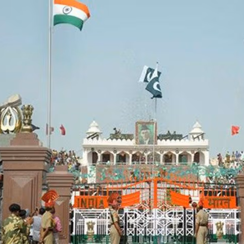 رسانه هندی: پاکستان ۱۱ موتر باربری افغانستان را در گذرگاه واگه متوقف کرده است