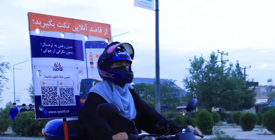 یک دختر افغان پلتفرم خرید آنلاین تکت بس را در کابل راه‌اندازی کرد