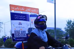 یک دختر افغان پلتفرم خرید آنلاین تکت بس را در کابل راهاندازی کرد