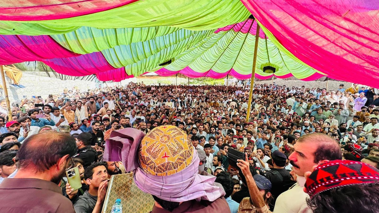د ځینې مشرانو له مخالفت سره منظور پښتین کورمې ته لاړ او لوی شمېر خلکو یې هرکلی وکړ