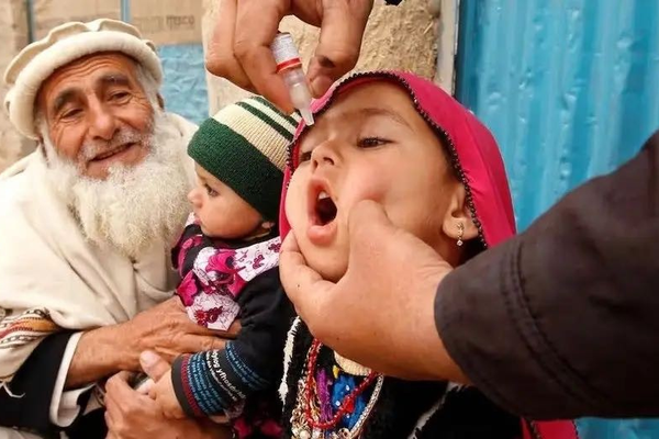 أسوشييتد برس: الفساد وسوء الإدارة يعرقلان القضاء على شلل الأطفال في أفغانستان