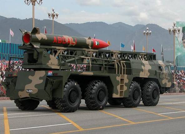 کرزی: پاکستان نام موشک‌های خود را ابدالی و غزنوی می‌گذارد اما با افغان‌ها بدرفتاری می‌کند