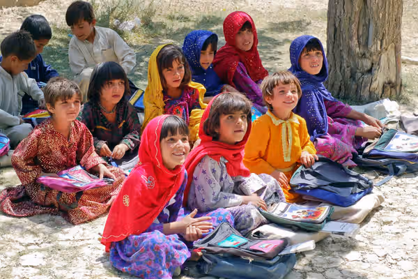 راپور؛ افغانې نجونې لاهم د زدهکړو خوبونه ویني خو د ښوونځیو دروازې پرې تړلې دي