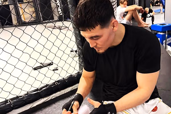 بازگشت به قفس برای انتقام؛ سخی قنبری با سازمان مبارزههای آزاد «ARES» فرانسه قرارداد بست