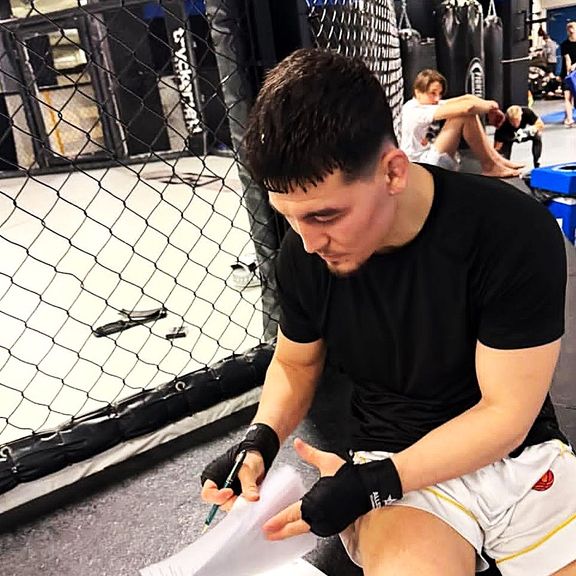 بازگشت به قفس برای انتقام؛ سخی قنبری با سازمان مبارزههای آزاد «ARES» فرانسه قرارداد بست