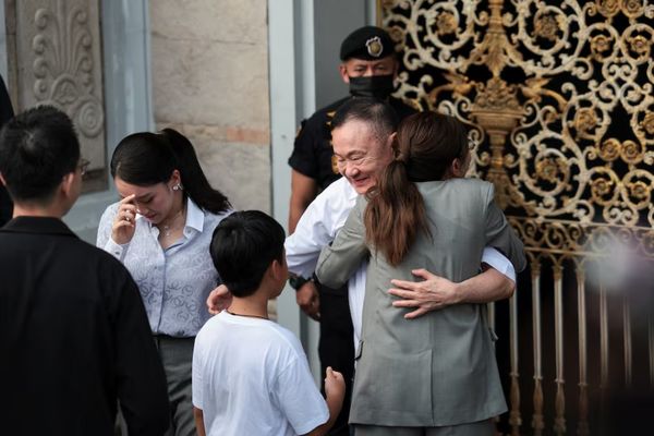 نخستوزیر سابق تایلند پس از هشت ماه از زندان آزاد شد