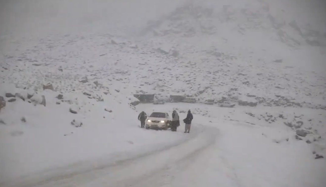 در پی بارش شدید برف شاهراه غور - کابل مسدود شد
