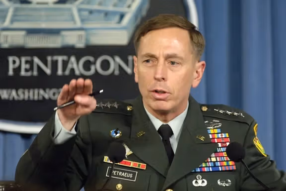 جنرال پترائوس: تعیین زمان دو هفته توسط ترامپ، برای استقرار ناوهای امریکایی در منطقه است