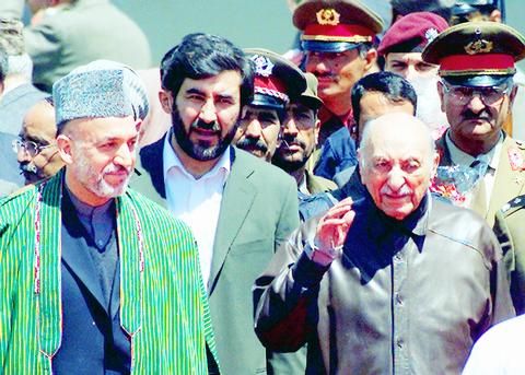 پس از سرنگونی حاکمیت طالبان، ظاهرشاه پس از سال‌ها تبعید به افغانستان بازگشت و نقش برجسته در نظام جدید ایفا کرد.