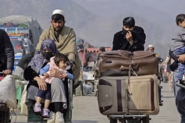 طالبان: پاکستان یو ځل بیا د تورخم دروازه د ستنېدونکو کډوالو پر مخ وتړله