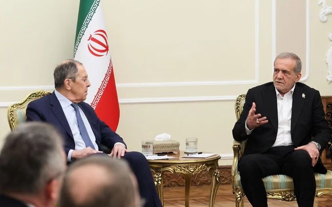 پزشکیان او لاوروف د ایران او روسیې د اړیکو او سیمه‌ییزو بدلونونو په اړه غږېدلي