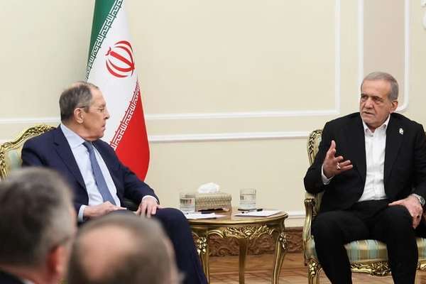 پزشکیان او لاوروف د ایران او روسیې د اړیکو او سیمهییزو بدلونونو په اړه غږېدلي