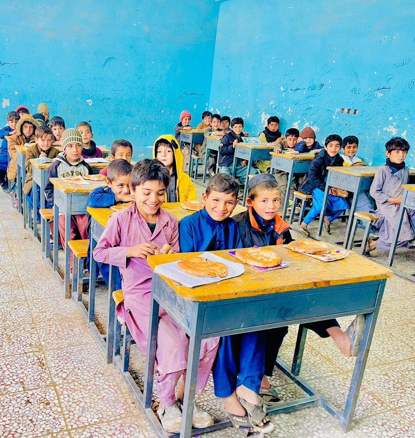 ملګري ملتونه: په ۲۰۲۵کال کې ۸۸۰زره افغان زده‌کوونکو سره د خوړو مرسته شوې