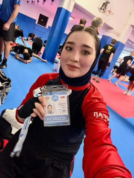 اروپا کې د افغان روزونکې بریا؛ امنه محمدي د کېک‌بوکسېنګ نړۍوال سند ترلاسه کړ