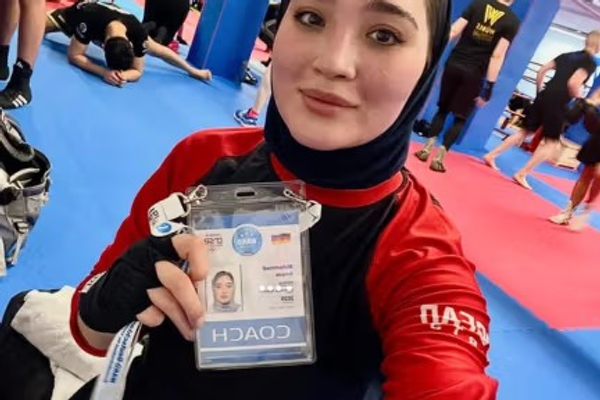 اروپا کې د افغان روزونکې بریا؛ امنه محمدي د کېکبوکسېنګ نړۍوال سند ترلاسه کړ