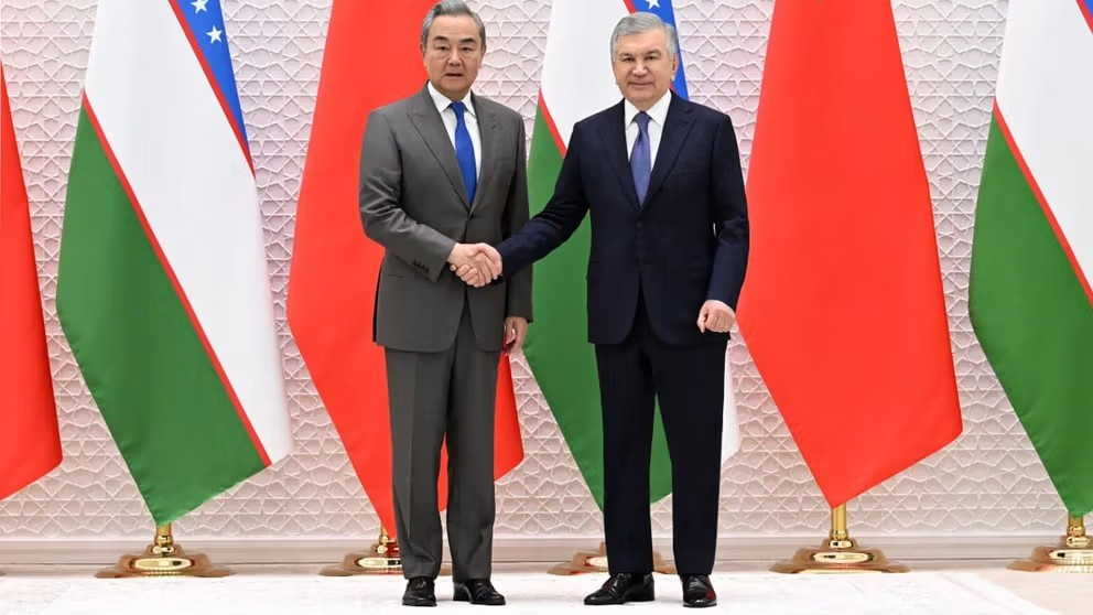 الرئيس الأوزبكي يبحث مع وزير خارجية للصين الوضع في أفغانستان