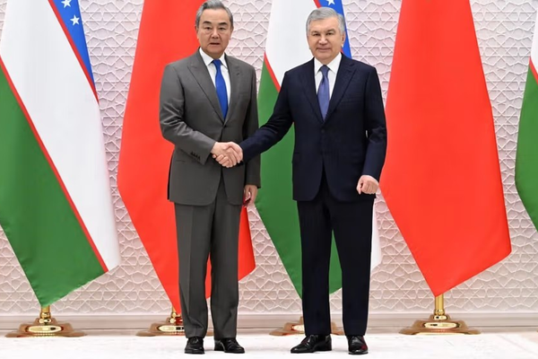 الرئيس الأوزبكي يبحث مع وزير خارجية للصين الوضع في أفغانستان