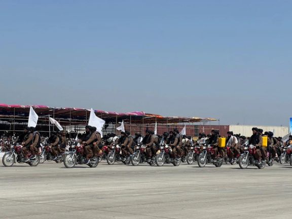 طالبانو د زمري د ۲۴ مې په جشن کې ژېړې بوشکې، امریکایي وسلې او تجهیزات نندارې ته وړاندې کړل