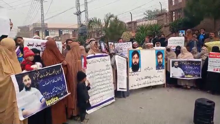 په پښتونخوا کې په جبري ډول د ورکو کړای شویو کسانو کورنیو لاریون کړی 