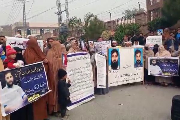 په پښتونخوا کې په جبري ډول د ورکو کړای شویو کسانو کورنیو لاریون کړی