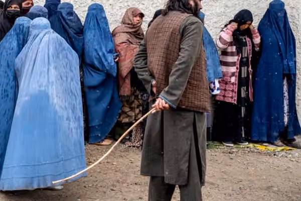ملګري ملتونه: د طالبانو بندیزونو په ټولنه کې د ښځو ونډه کم رنګه کړې ده