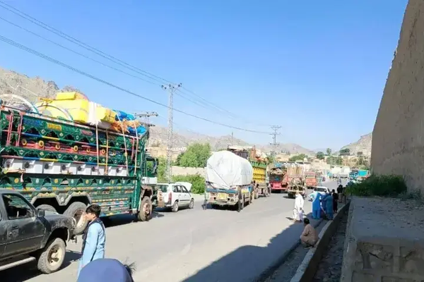 د خیبر د خلکو اعتراض پای ته رسېدل؛ د پېښور-تورخم لاره د ترافیکو پرمخ بېرته پرانېستل شوې
