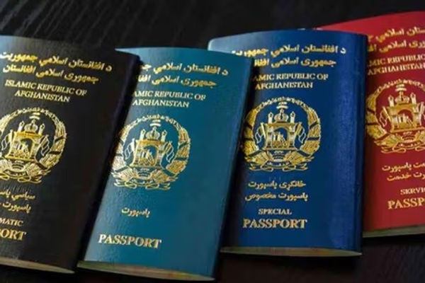 د ښځو پر انځورونو بندیز؛ د طالبانو مېرمنې له انځورونو سره سیاسي پاسپورټونه اخلي