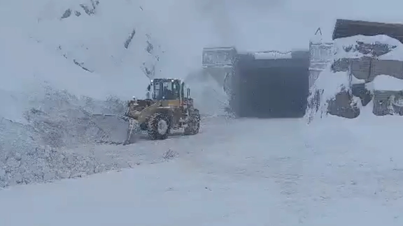 گذرگاه سالنگ بهروی تردد باز شد