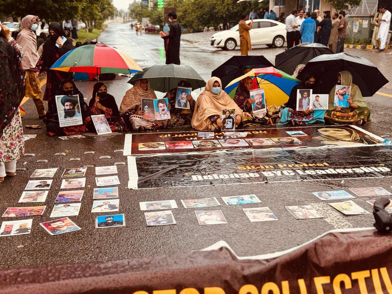 بازماندگان گم‌گشتگان زیر باران اسلام‌آباد