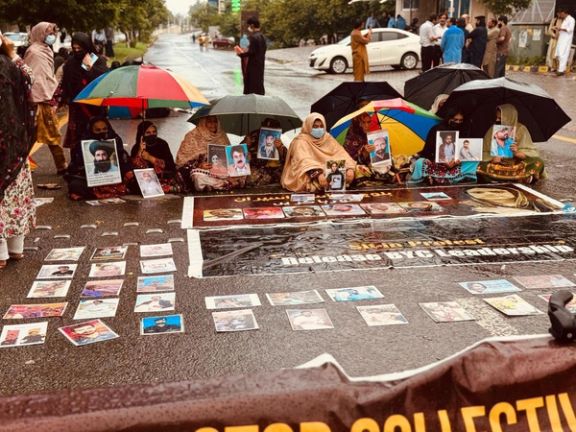 بازماندگان گمگشتگان زیر باران اسلامآباد