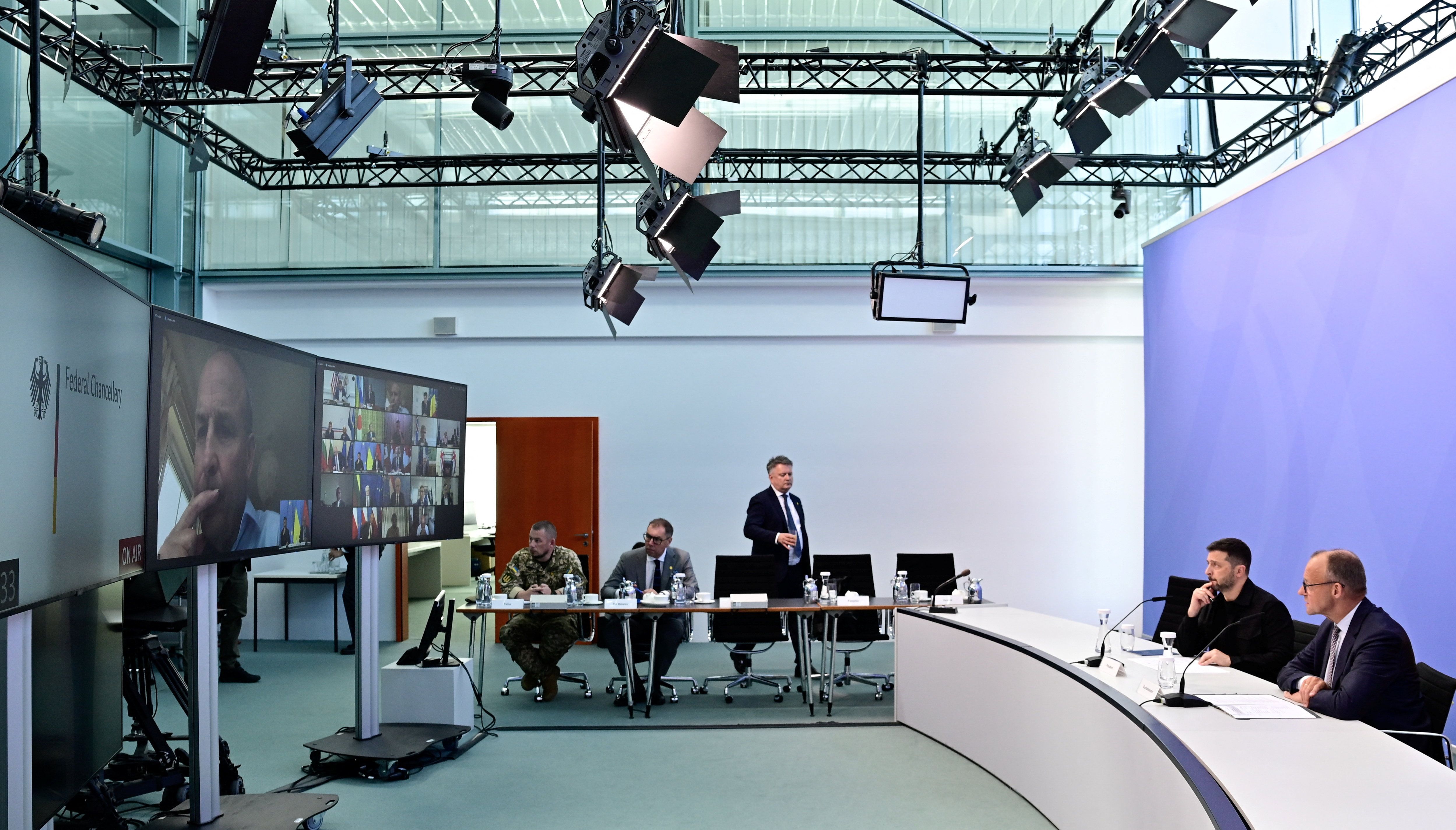 ولودیمیر زلنسکی: به ترامپ هشدار دادم پوتین درباره پایان جنگ «لاف می‌زند»