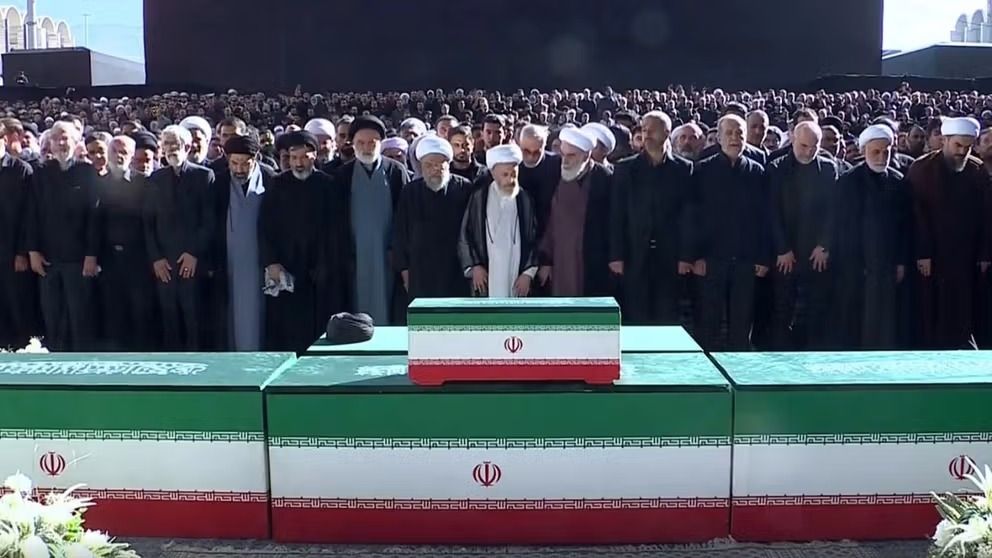 مجتبی خامنه‌ای در مراسم «نماز میت» پدرش حاضر نشد