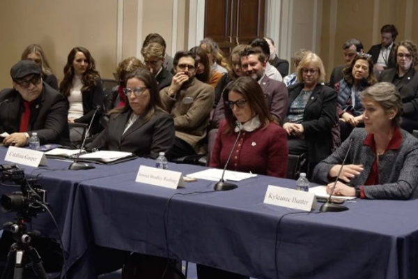 الديمقراطيون: لامبالاة إدارة ترامب تجاه المتعاونين الأفغان السابقين غير أخلاقية