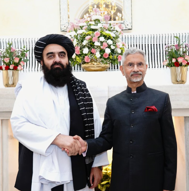 مسؤول أفغاني سابق: أكبر ديمقراطية في العالم تقف إلى جانب أكثر الأنظمة استبداداً