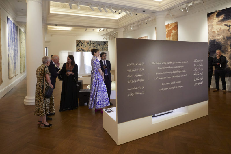 قالی‌های دست‌باف زنان افغان در خانه حراج ساتبیز لندن به نمایش گذاشته شدند