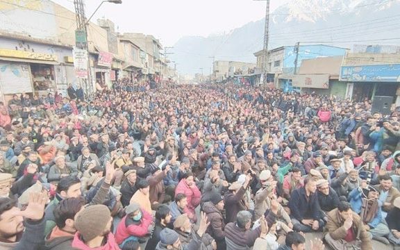 په ګلګټ بلتستان کې د پراخو لاریونونو له امله کاروبار په ټپه ولاړ دی