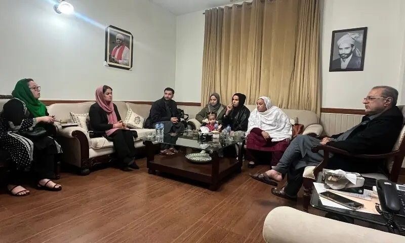 پاکستانی سناتور: پاکستان کې مېشت افغانان د پولیسو ځورونې او جبري ستنولو له فشار سره مخ دي