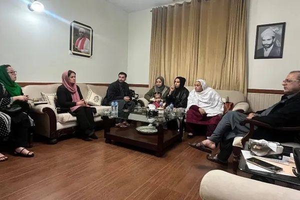 پاکستانی سناتور: پاکستان کې مېشت افغانان د پولیسو ځورونې او جبري ستنولو له فشار سره مخ دي