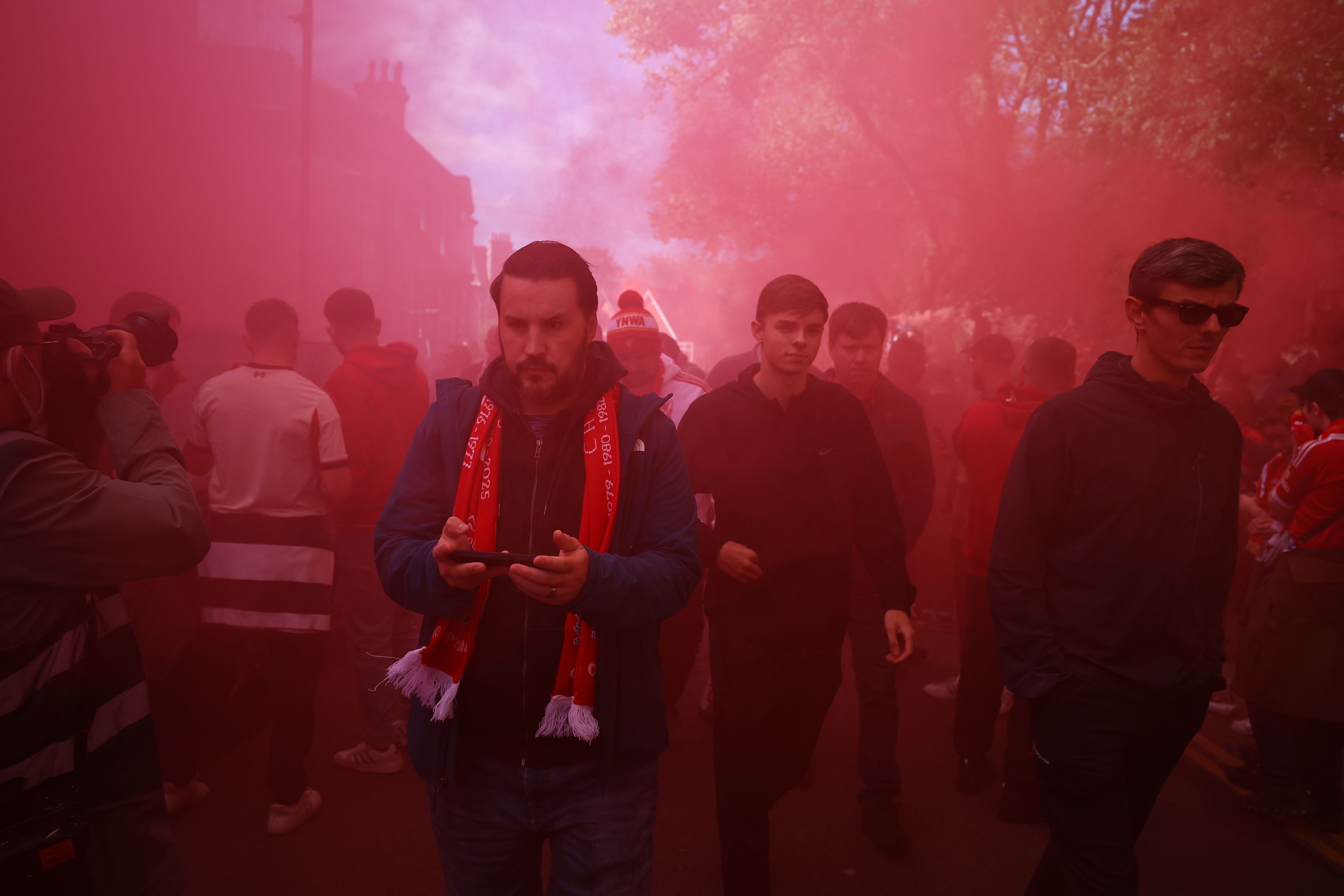 آشوب هواداران در آنفیلد؛ ده نفر بازداشت و یک پولیس به‌شدت زخمی شد