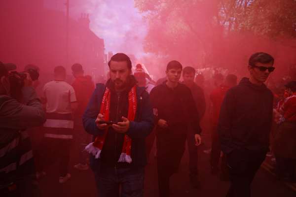 آشوب هواداران در آنفیلد؛ ده نفر بازداشت و یک پولیس بهشدت زخمی شد