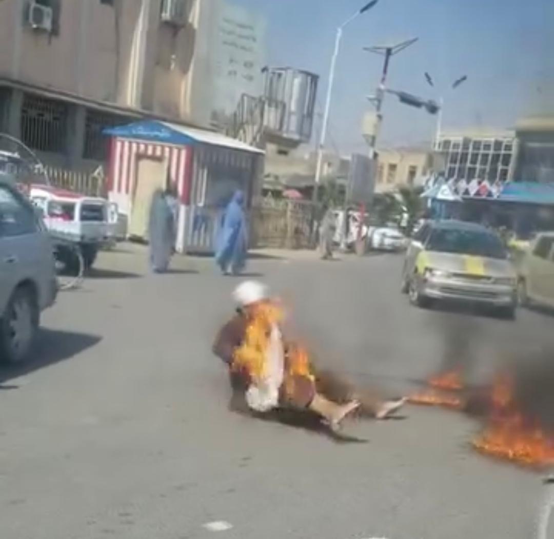 کندهار کې يو کس د اقتصادي ستونزو له امله ځان ته اور اچولی