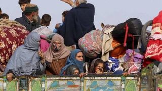 د افغان کډوالو د اېستلو لړۍ پیل؛ طالبانو د کډوالو د هرکلي لپاره چمتووالی نه دی نیولی