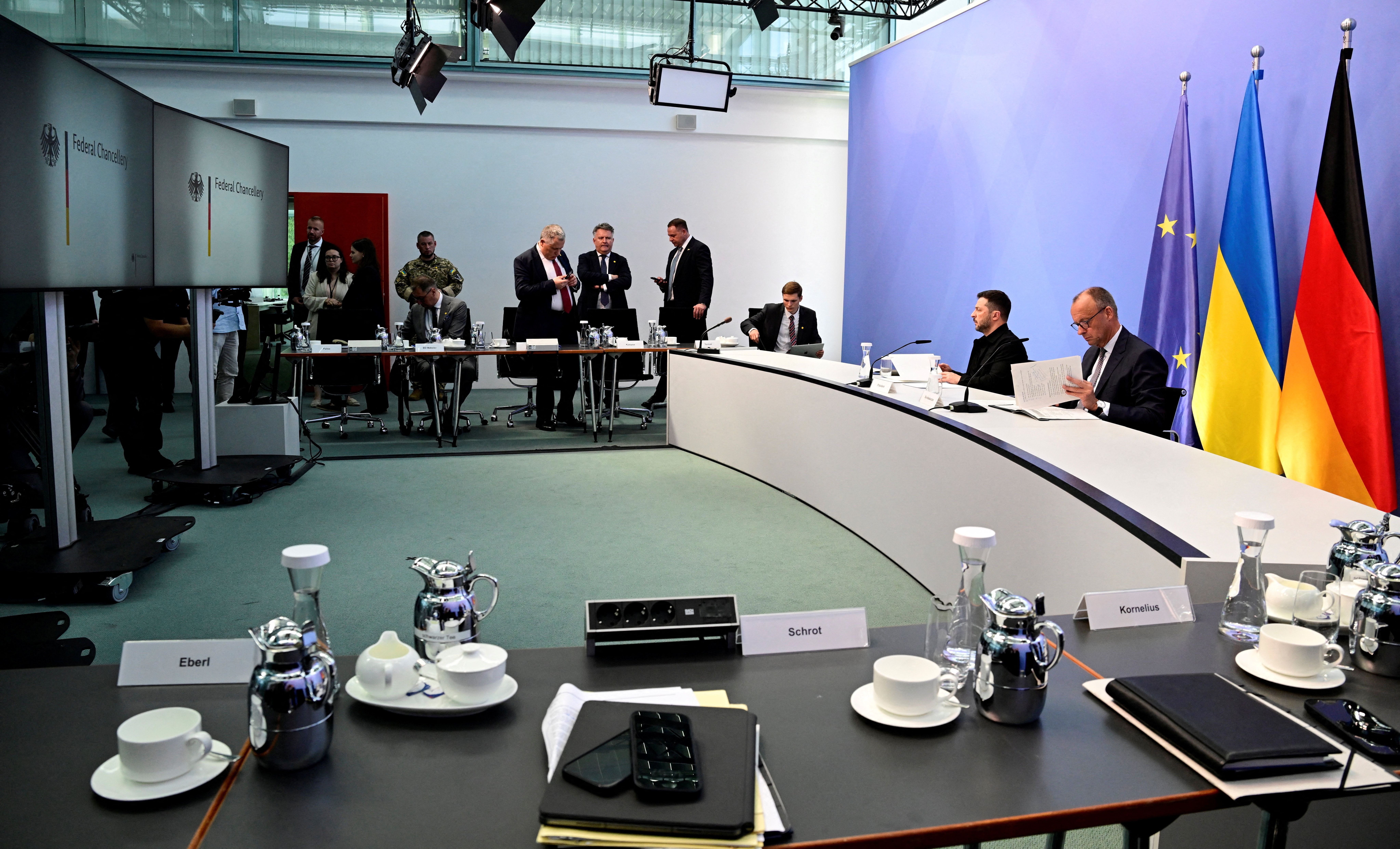 القادة الغربيون يبحثون حرب أوكرانيا قبيل اجتماع ترامب مع بوتين