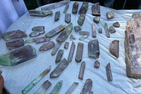 طالبانو د پنځه مېلیونه افغانیو په ارزښت نورستانۍ قیمتي ډبرې وپلورلې