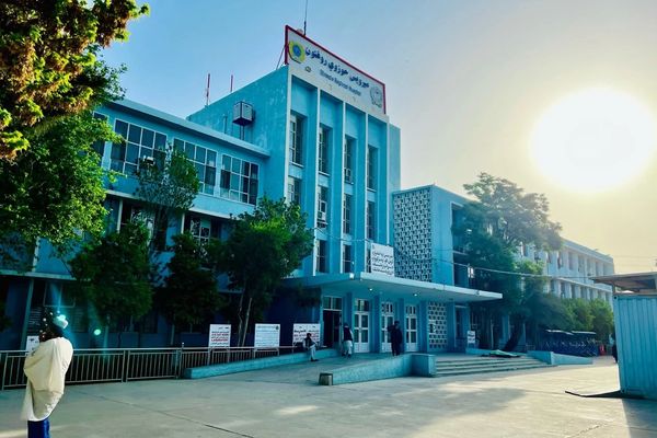 میرویس روغتون کې درمل پر خلاصېدو دي او ناروغان له ۳ میاشتو راهیسې درمل ازاد بازار کې اخلي