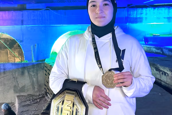 درخشش فرشته خانی؛ قهرمانی دختر مبارز افغانستان در مسابقات هنرهای رزمی پاکستان